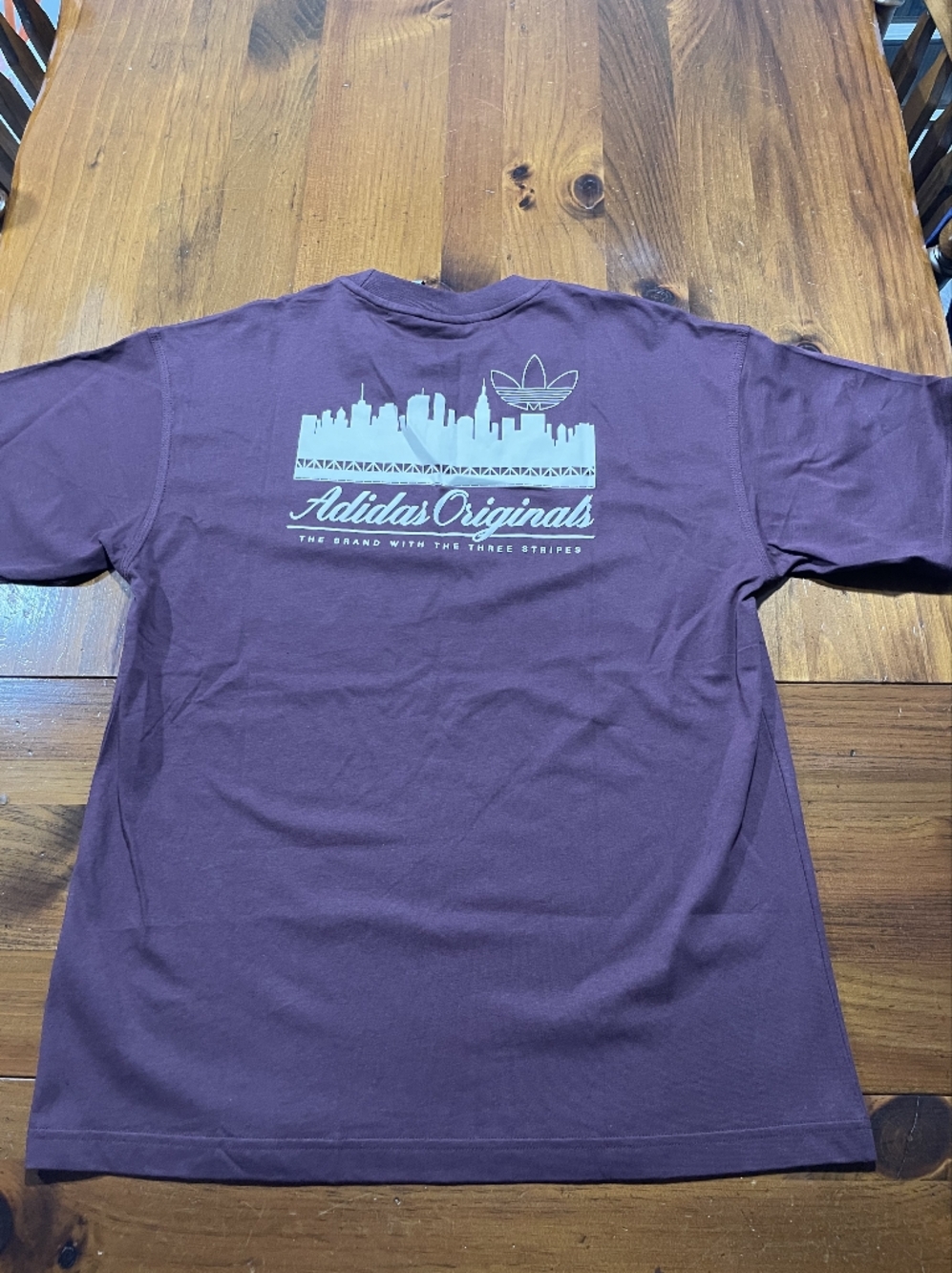 NWT ADIDAS MENS Maroon Burgundy Skyline GFX Short Sleeve Graphic T Shirt Size S